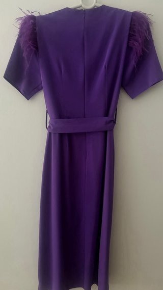 Vestido morado con plumas