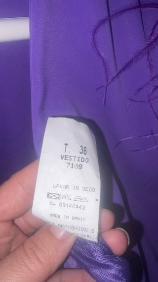 Vestido morado con plumas