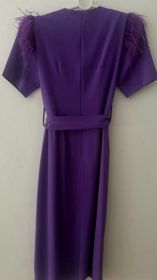 Vestido morado con plumas