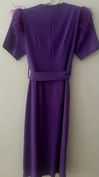 Vestido morado con plumas