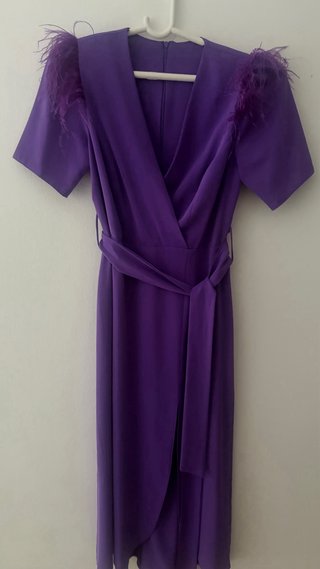 Vestido morado con plumas