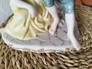 Figura de porcelana de pareja tocando flauta