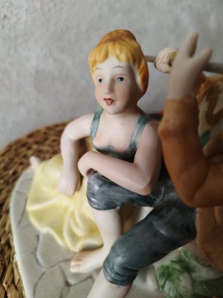 Figura de porcelana de pareja tocando flauta