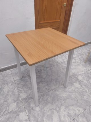 Mesa cuadrada de madera clara