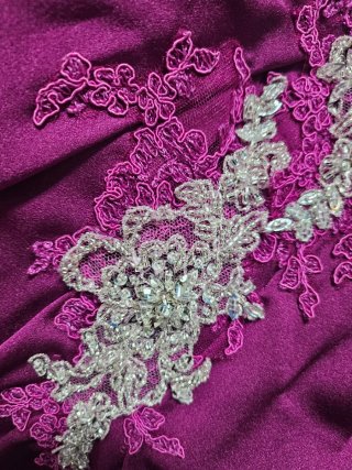 Vestido de alta costura de fiesta fucsia un solo u
