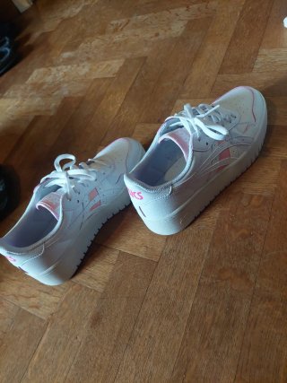 Zapatillas ASICS blancas y rosas