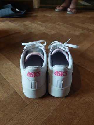 Zapatillas ASICS blancas y rosas