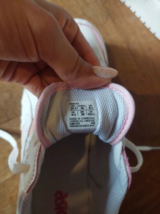 Zapatillas ASICS blancas y rosas