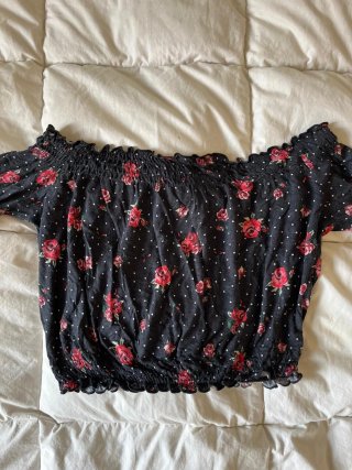 Blusa hombros descubiertos floral negra
