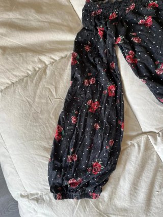 Blusa hombros descubiertos floral negra