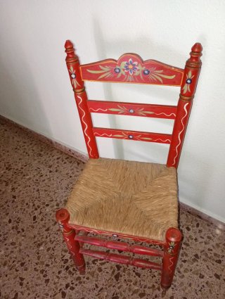 Silla y Mesa redonda decorada