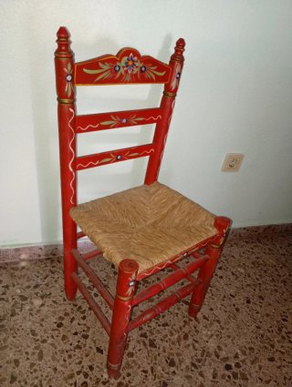 Silla y Mesa redonda decorada