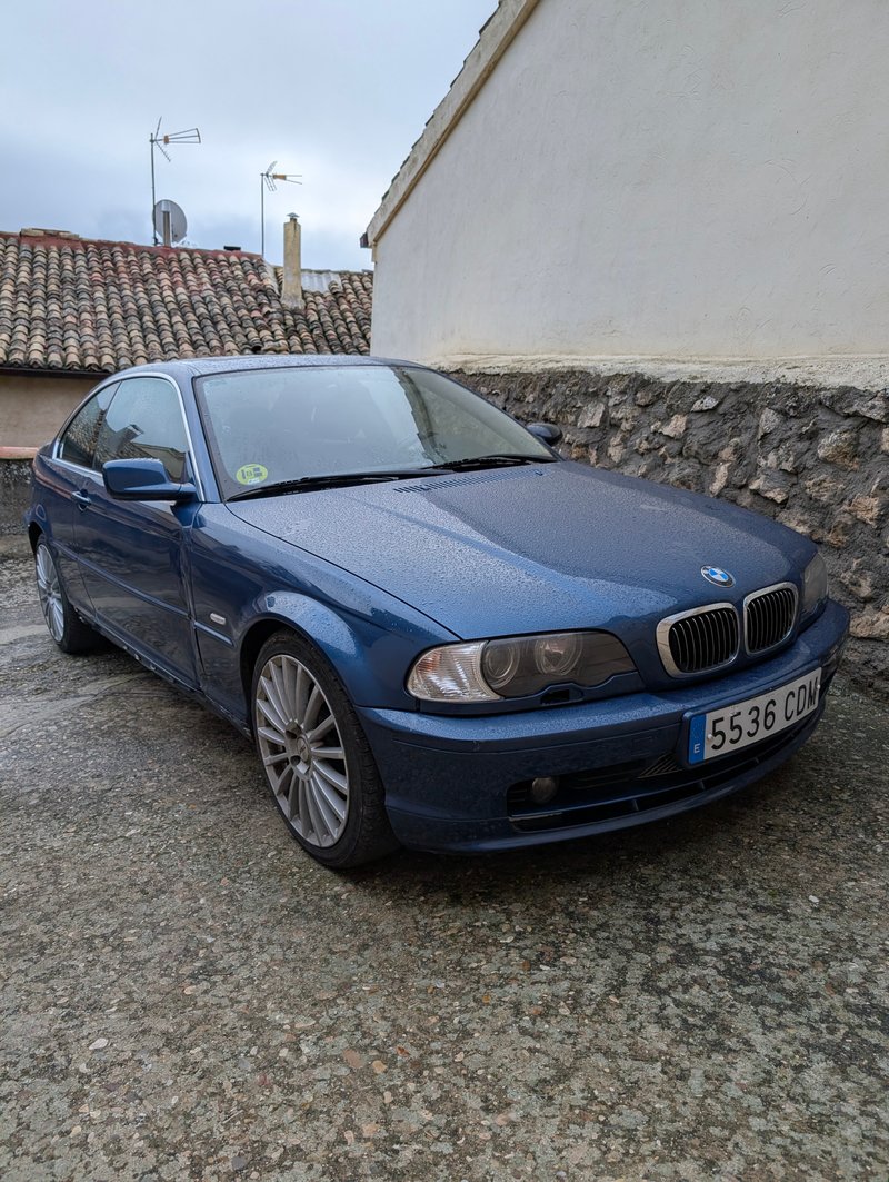 BMW E46 Coupé 325Ci azul — golpe lateral - foto 1