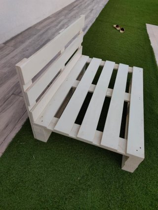 Sofá Palet con Cojines Rayas Azul/Blanco y mesa.