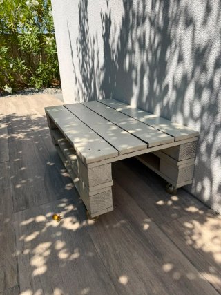 Sofá Palet con Cojines Rayas Azul/Blanco y mesa.