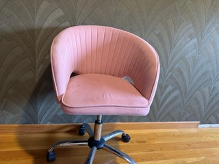 Silla rosa de tela