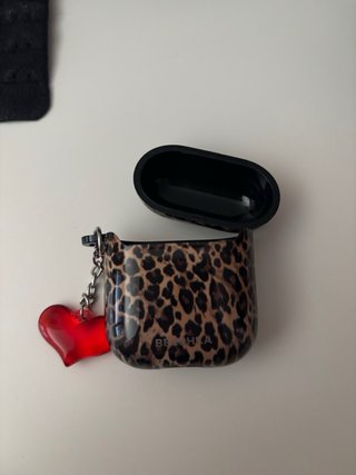 Funda AirPods Bershka Leopardo Corazón Rojo
