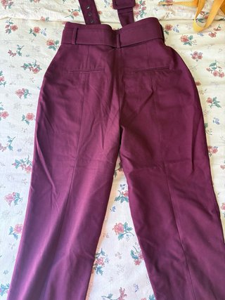 Pantalón de vestir burdeos con cinturón