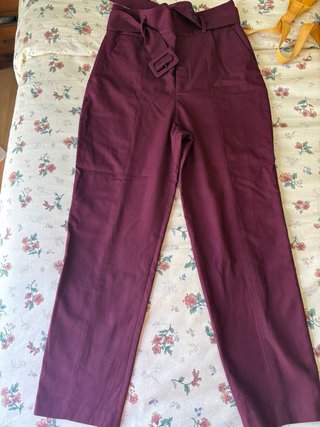 Pantalón de vestir burdeos con cinturón
