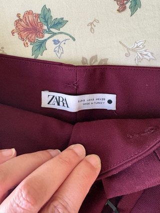 Pantalón de vestir burdeos con cinturón