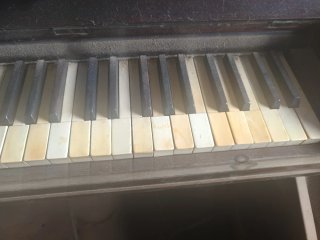 Piano de pared antiguo..precio a convenir.. gracia