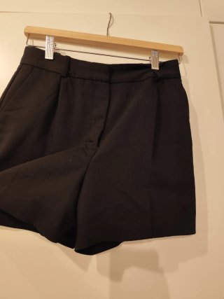 Short negro de Zara y camisa rosa sin mangas
