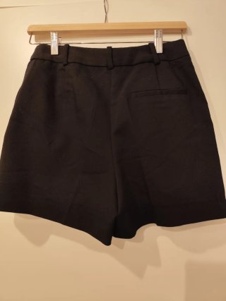 Short negro de Zara y camisa rosa sin mangas