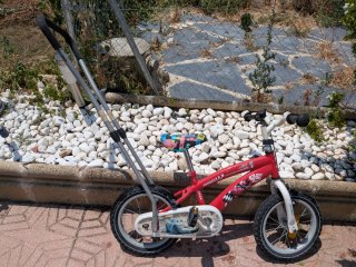 Bicicleta infantil roja con ruedas de 12 pulgadas
