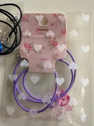 Cajita con 24 bolsitas de abalorios y collares