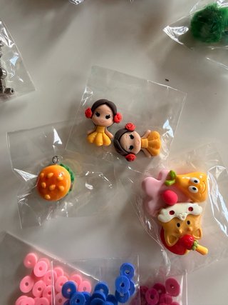 Cajita con 24 bolsitas de abalorios y collares