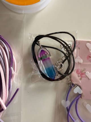 Cajita con 24 bolsitas de abalorios y collares