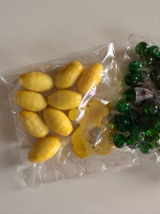 Cajita con 24 bolsitas de abalorios y collares