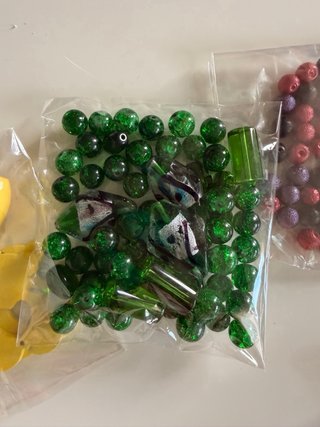 Cajita con 24 bolsitas de abalorios y collares