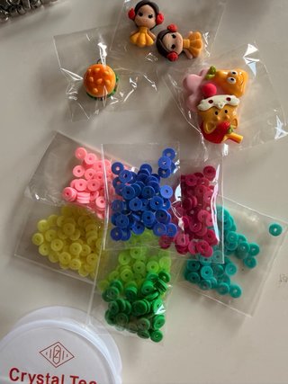 Cajita con 24 bolsitas de abalorios y collares