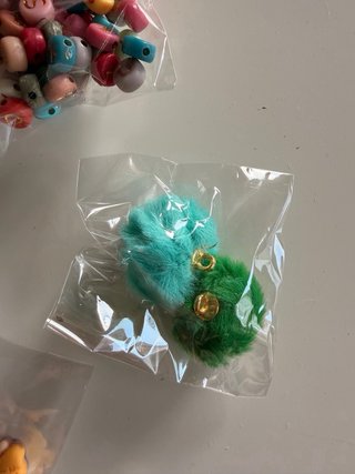 Cajita con 24 bolsitas de abalorios y collares