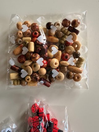 Cajita con 24 bolsitas de abalorios y collares
