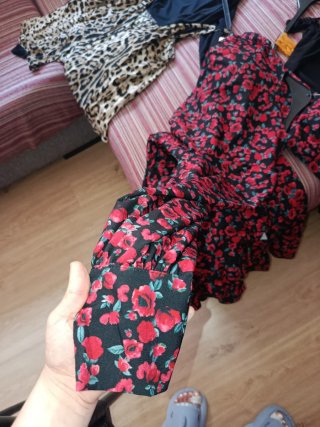 Vestido floral negro y rojo