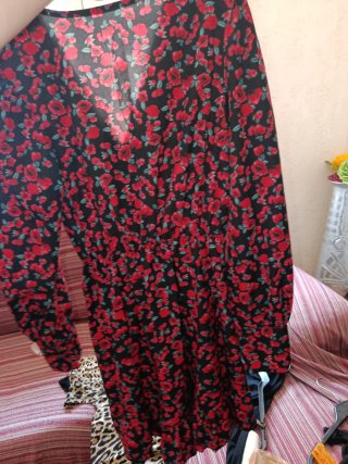 Vestido floral negro y rojo