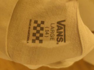 Vaqueros cargo negros y camiseta Vans