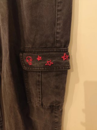 Vaqueros cargo negros y camiseta Vans