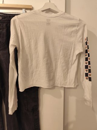 Vaqueros cargo negros y camiseta Vans