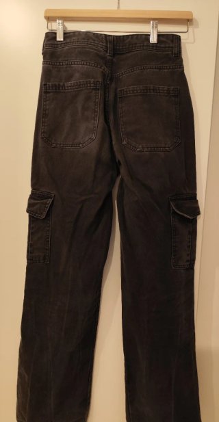 Vaqueros cargo negros y camiseta Vans
