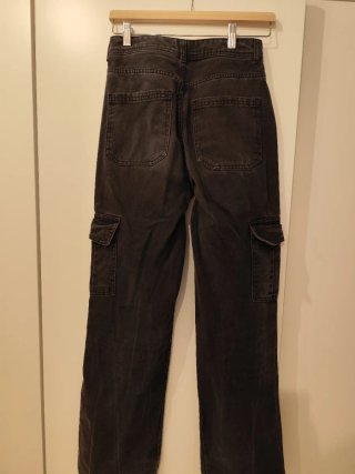 Vaqueros cargo negros y camiseta Vans