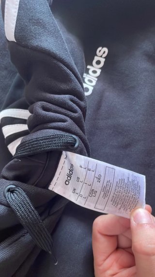 Chaqueta Adidas Negra con Rayas Blancas