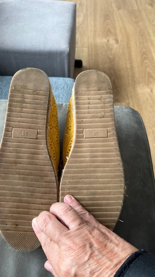 Alpargatas amarillas con detalles calados