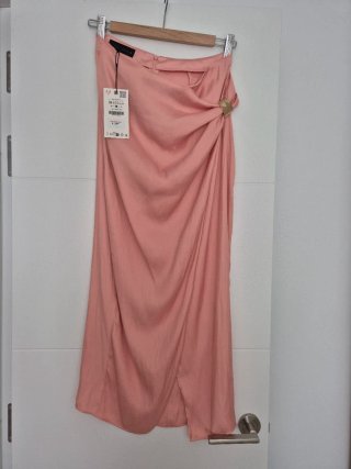 Falda midi satinada Zara