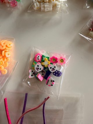 Cajita 25 Bolsas Abalorios y Pulseras