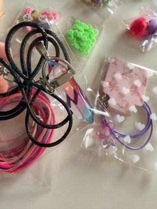 Cajita 25 Bolsas Abalorios y Pulseras