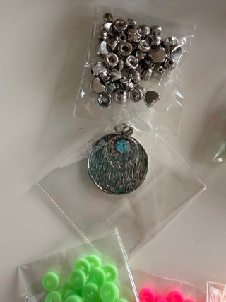 Cajita 25 Bolsas Abalorios y Pulseras