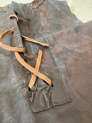 Ropa medieval de cuero